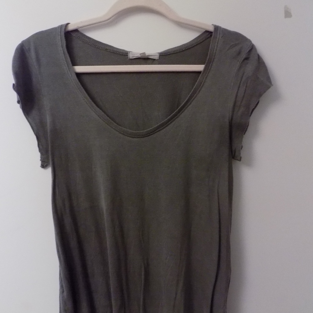 Gray short sleeved tee